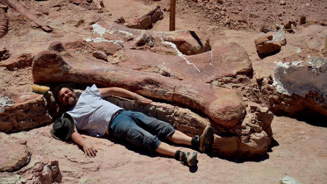 Палеонтолог из Аргентины рядом с костями найденного динозавра