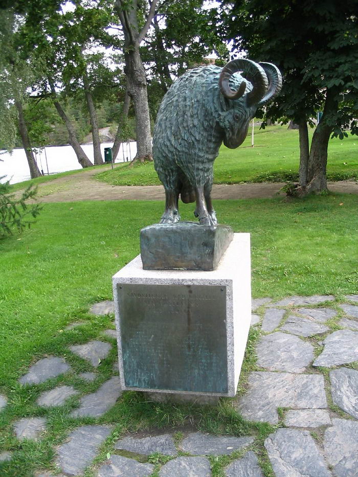 Памятник Черному барану в Савонлинне (Финляндия)